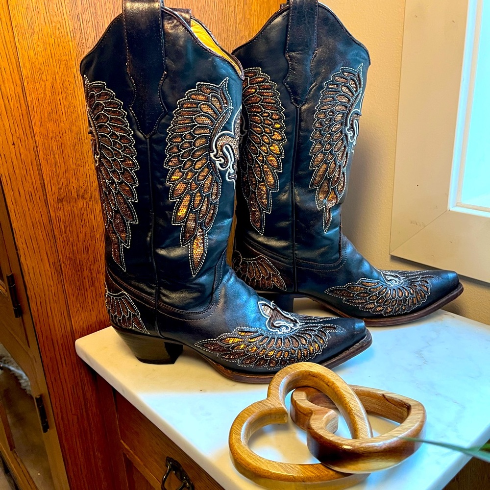 CORRAL fleur cowgirl boots
Dark Espresso Brown with Bronze Sequin Inlay R2549